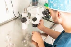 Η χρήση του EmbryoGlue στην εξωσωματική γονιμοποίηση